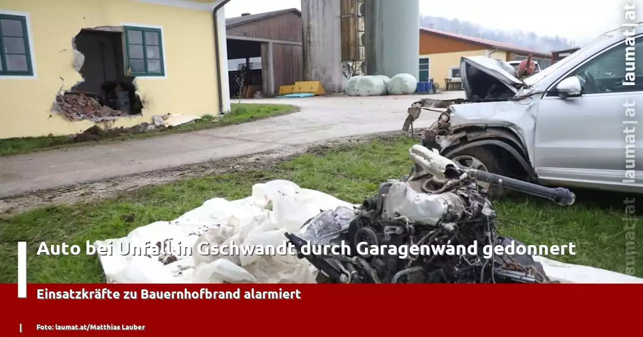 Auto bei Unfall in Gschwandt durch Garagenwand gedonnert | laumat|at