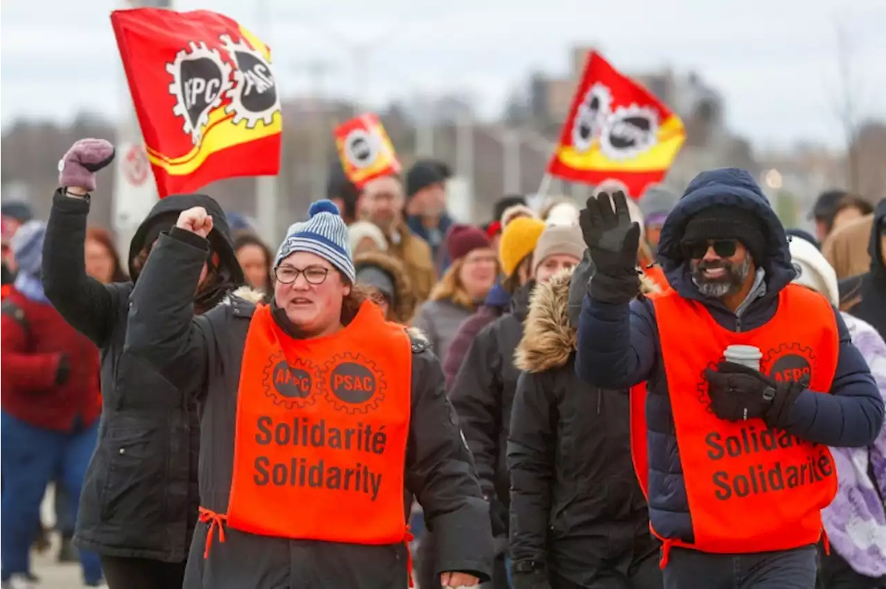 Canada public servants stage massive strike ​