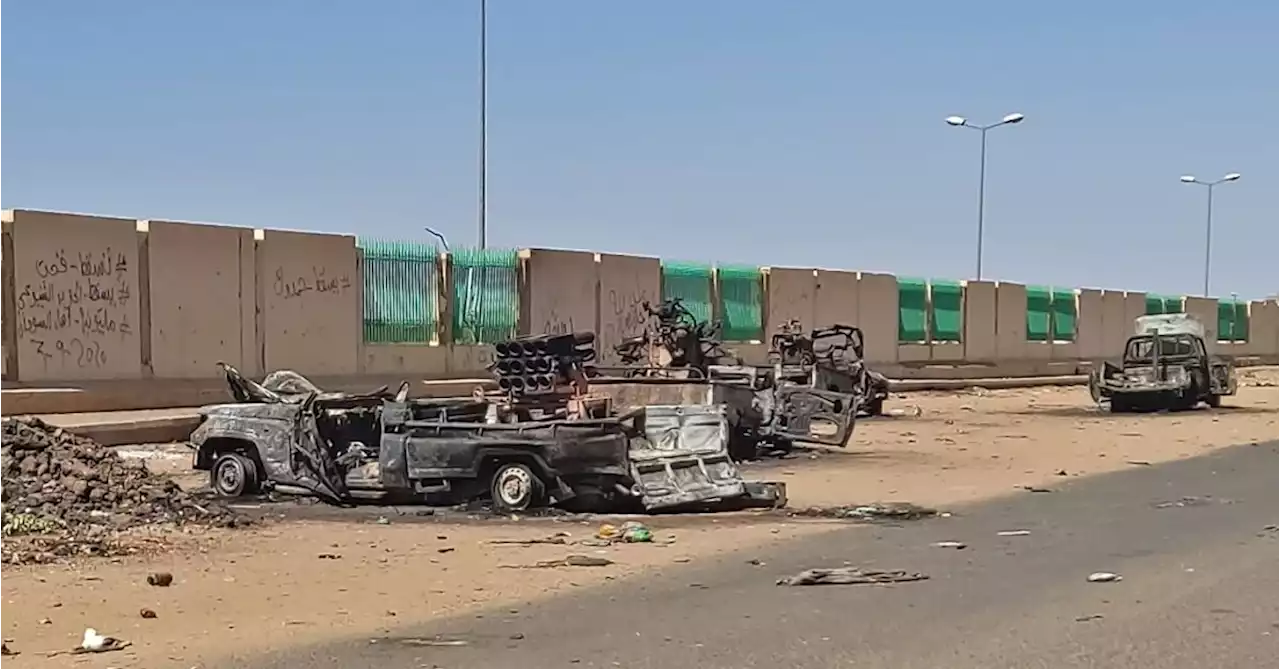 Thousands flee 'bodies on the streets' in battle-scarred Khartoum ​