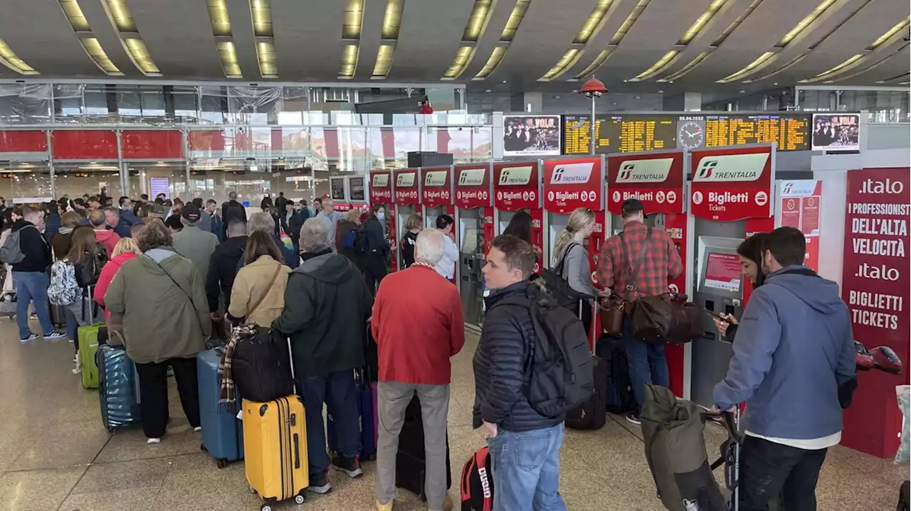 Fotogallery - Caos treni, centinaia di persone sulle banchine a Roma Termini