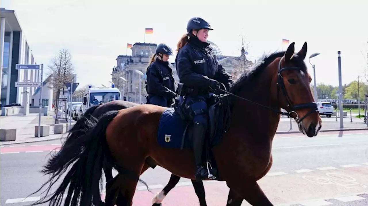 Klimaaktivisten starten Protestmarsch am Brandenburger Tor