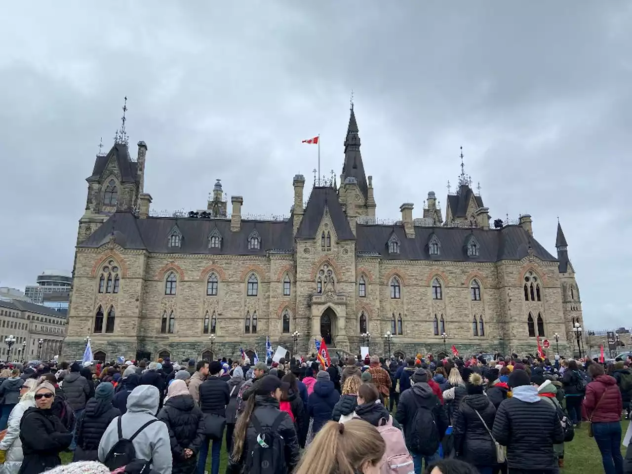 Conservatives won't commit to working with Liberals on legislating end to strike