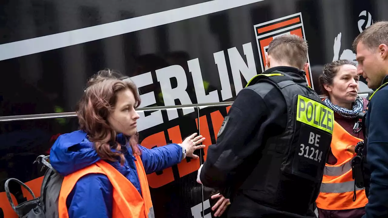 Berliner Autofahrer gehen auf Klimakleber los