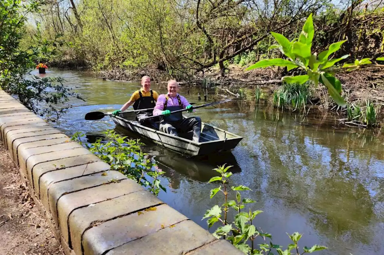 Lib Dem leader Ed Davey takes to the river Colne for local campaign