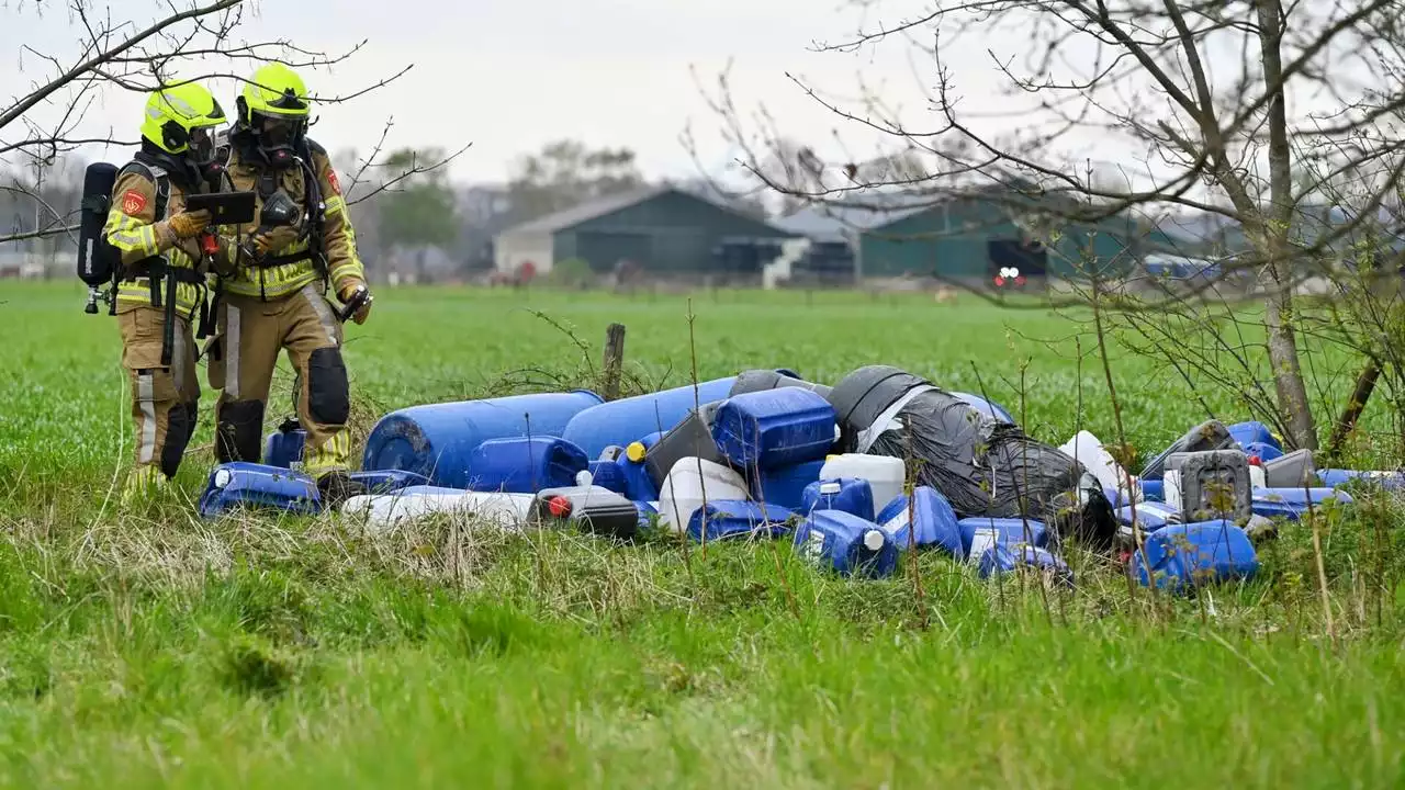 Grote dumping van vaten en jerrycans met drugsafval in het buitengebied