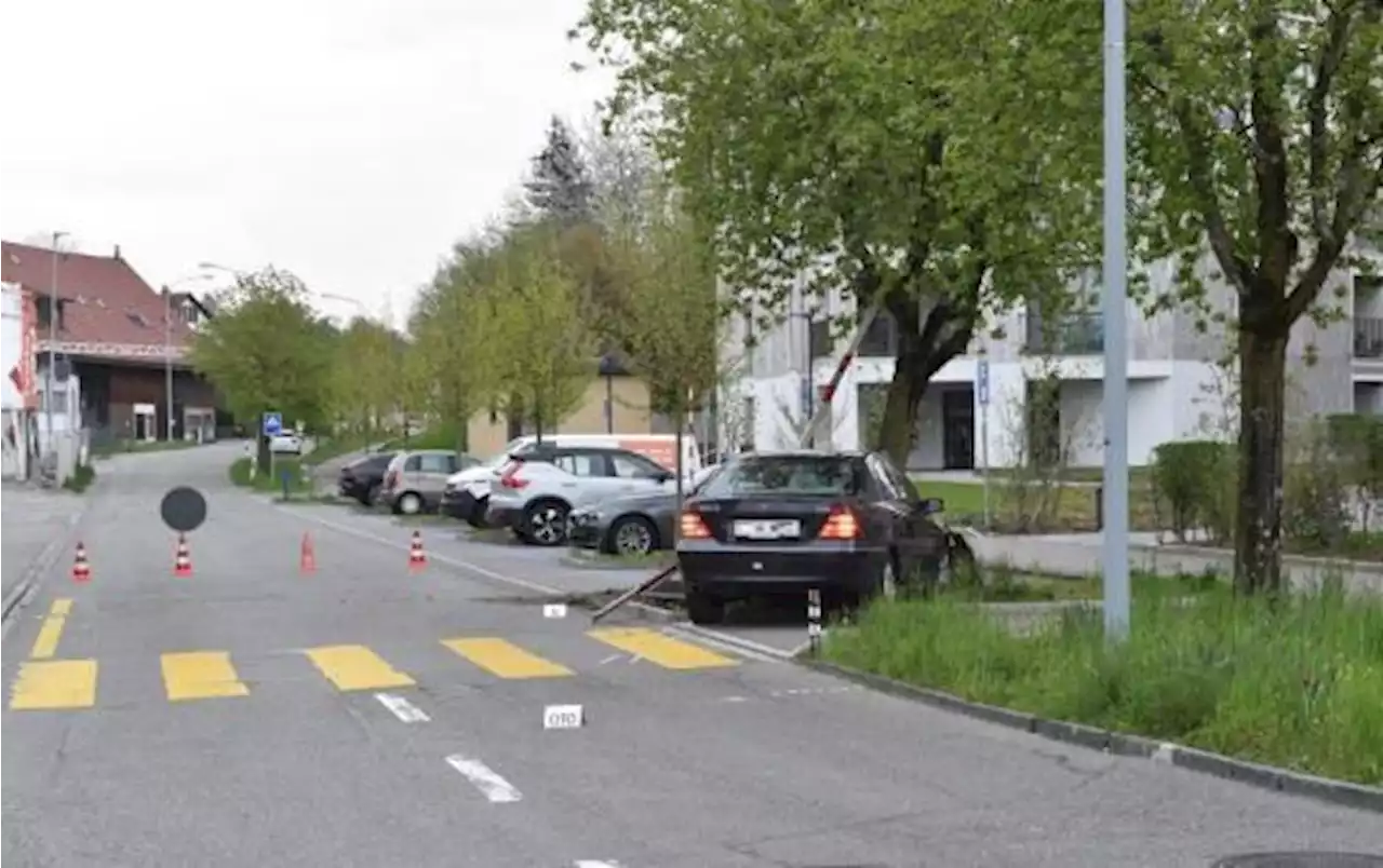 Volketswil ZH: Selbstunfall mit Auto fordert vier Verletzte – Zeugenaufruf