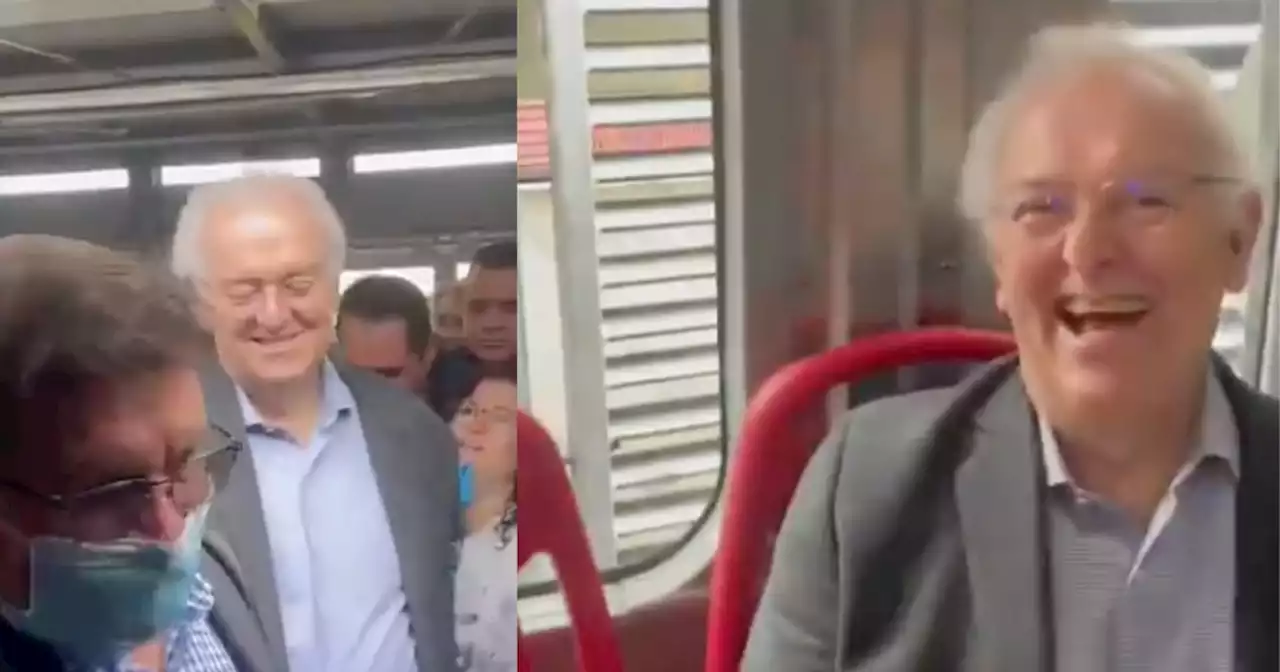 “Privilegiado que me puedo sentar”: MinHacienda Ocampo paseó en TransMilenio