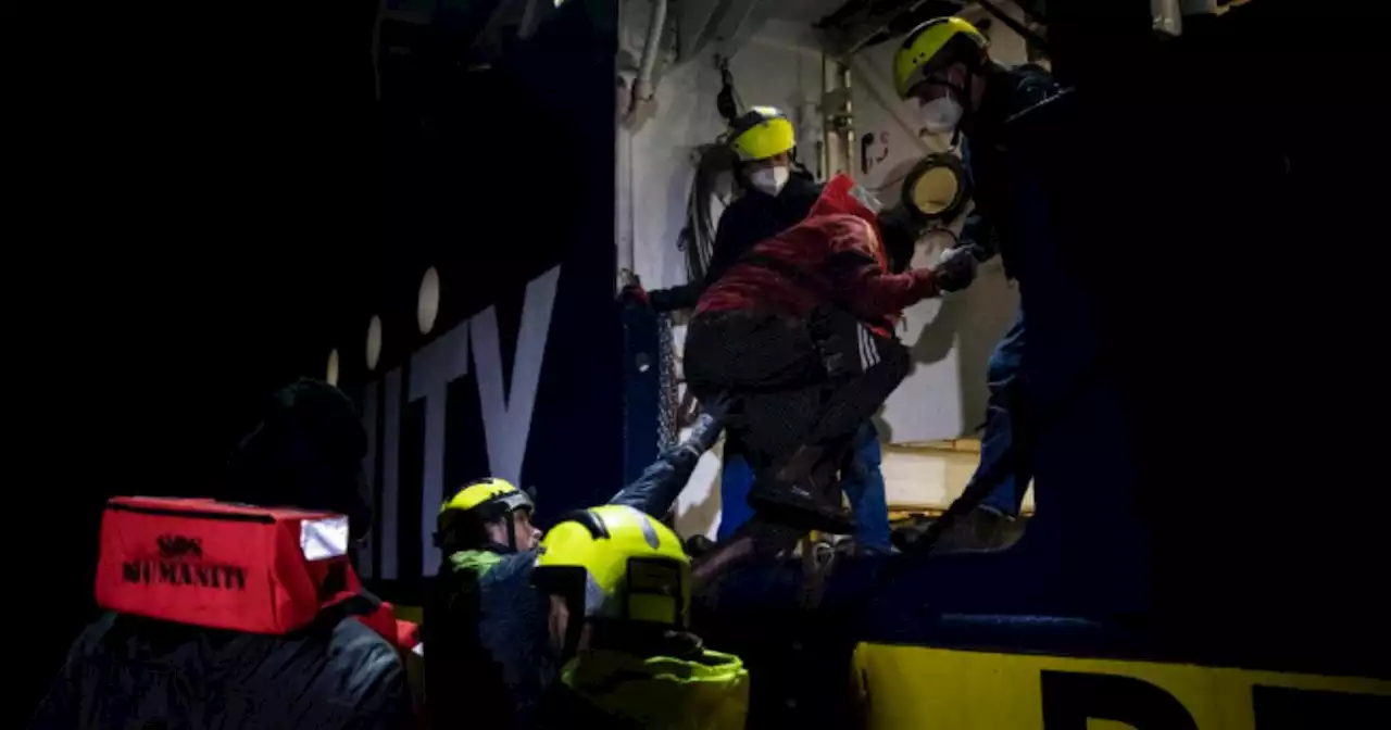 Humanity 1 salva 69 migranti in un gommone al largo della Libia. La nave andrà a Ravenna