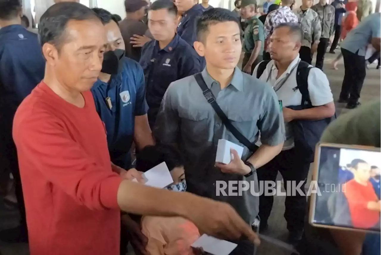 Jelang Lebaran, Jokowi Kembali Ajak Jan Ehtes Bagikan Bansos kepada Buruh Gendong |Republika Online