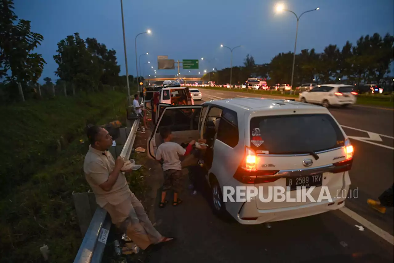 Polisi Tampak Sholat di Tepi Jalan Tol Cipali, Kapolres Indramayu Ungkap Identitasnya