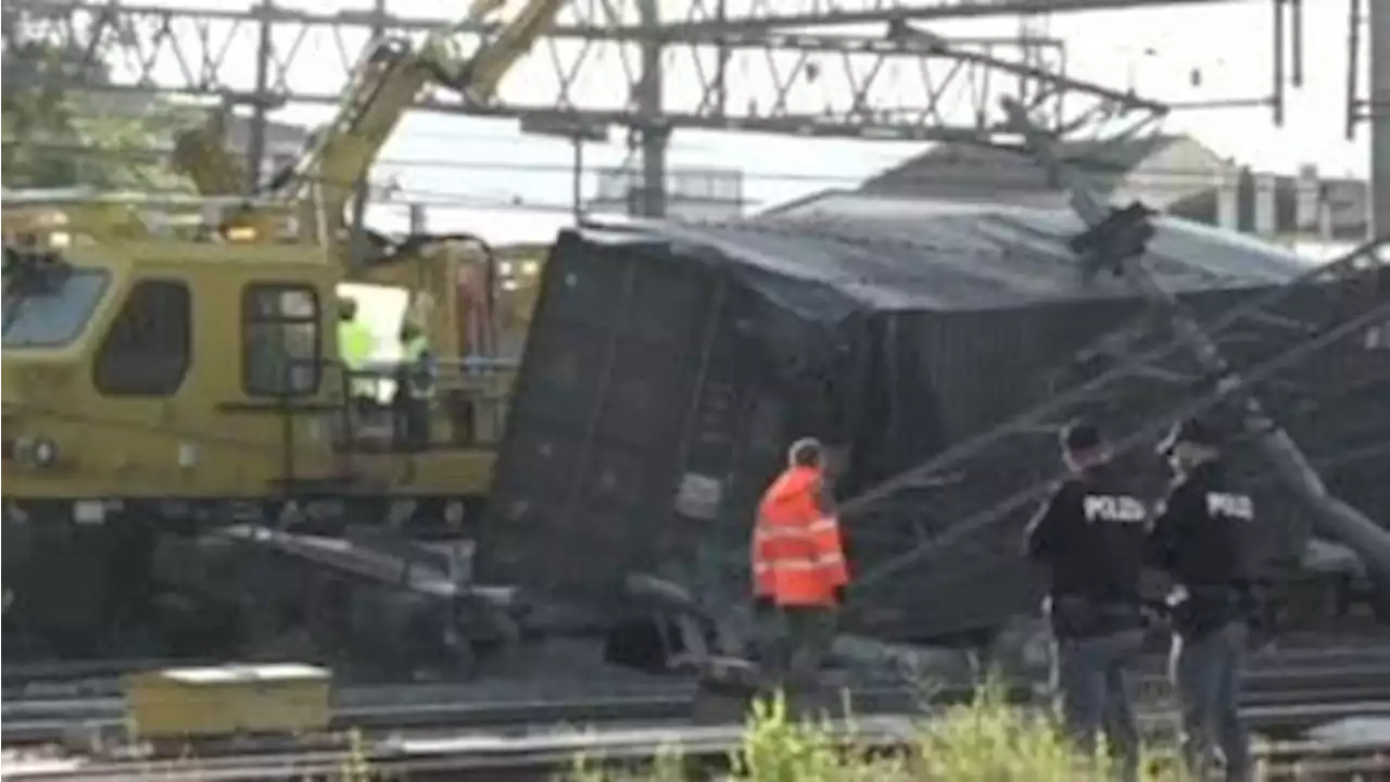 Vagone di un treno merci uscito dai binari a Firenze Castello - Il Sole 24 ORE