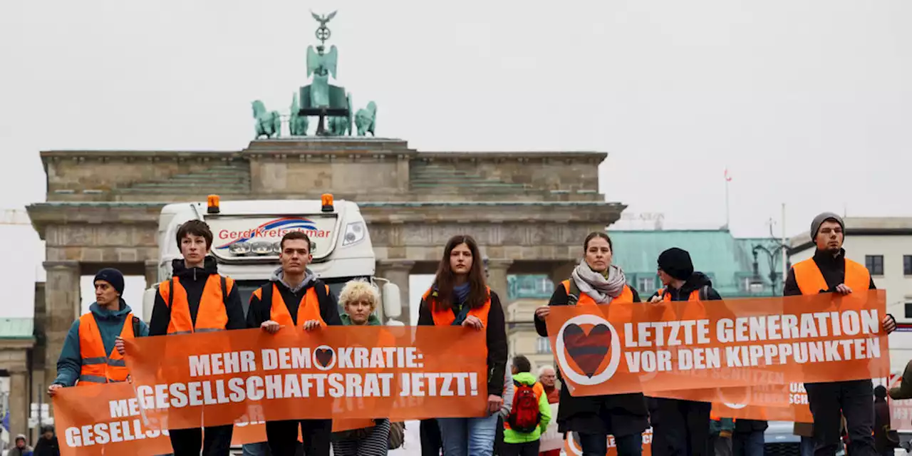 Letzte Generation startet Berlin-Blockade: Protestmärsche und Klebeaktionen