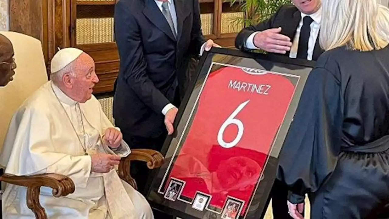 Un campeón del mundo en Qatar 2022 le regaló una camiseta autografiada al papa Francisco