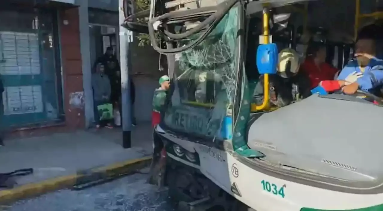 Dos colectivos chocaron en Flores y hay al menos 35 heridos