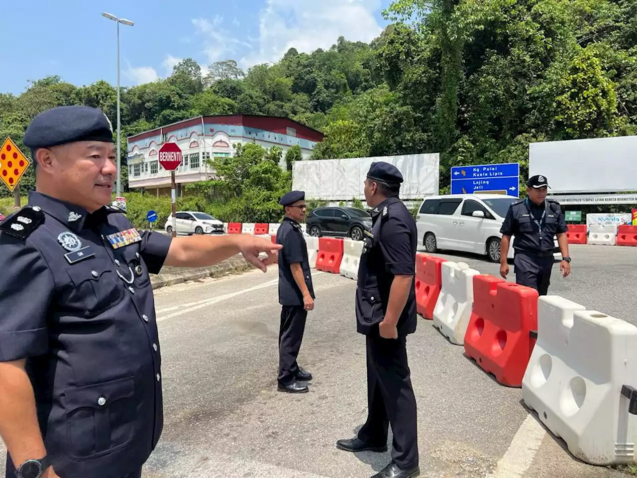 Pengguna alih penghadang jalan alternatif di Gua Musang