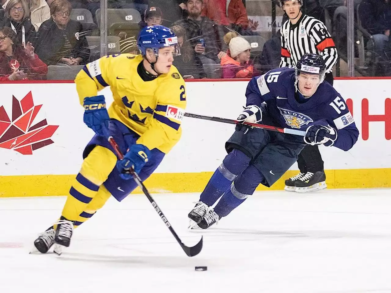 Canucks sign (the other) Elias Pettersson