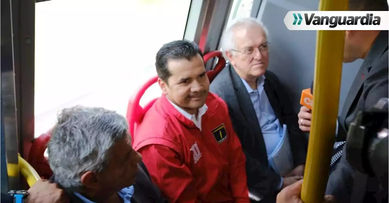 Ministro de Hacienda y director del DNP se montaron a un bus de Transmilenio para hablar del Plan Nacional de Desarrollo