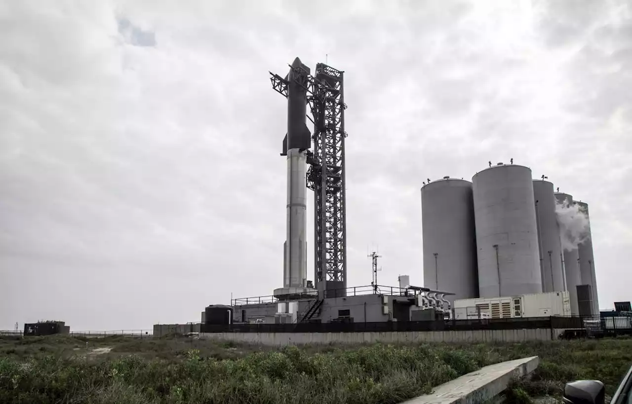 Une voiture en stationnement soufflée lors du décollage de Starship