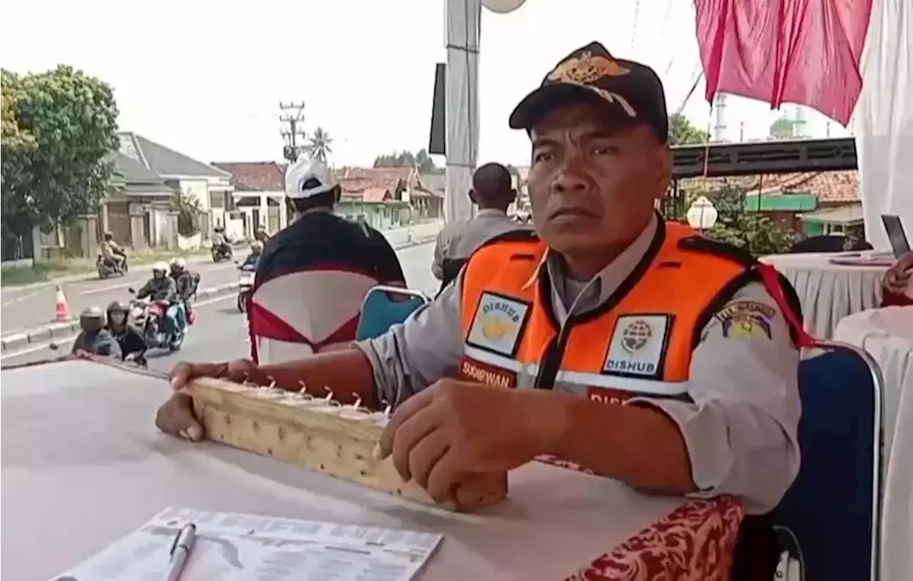 Ini Cara Petugas Dishub Indramayu Hitung Kendaraan Secara Manual Saat Musim Mudik