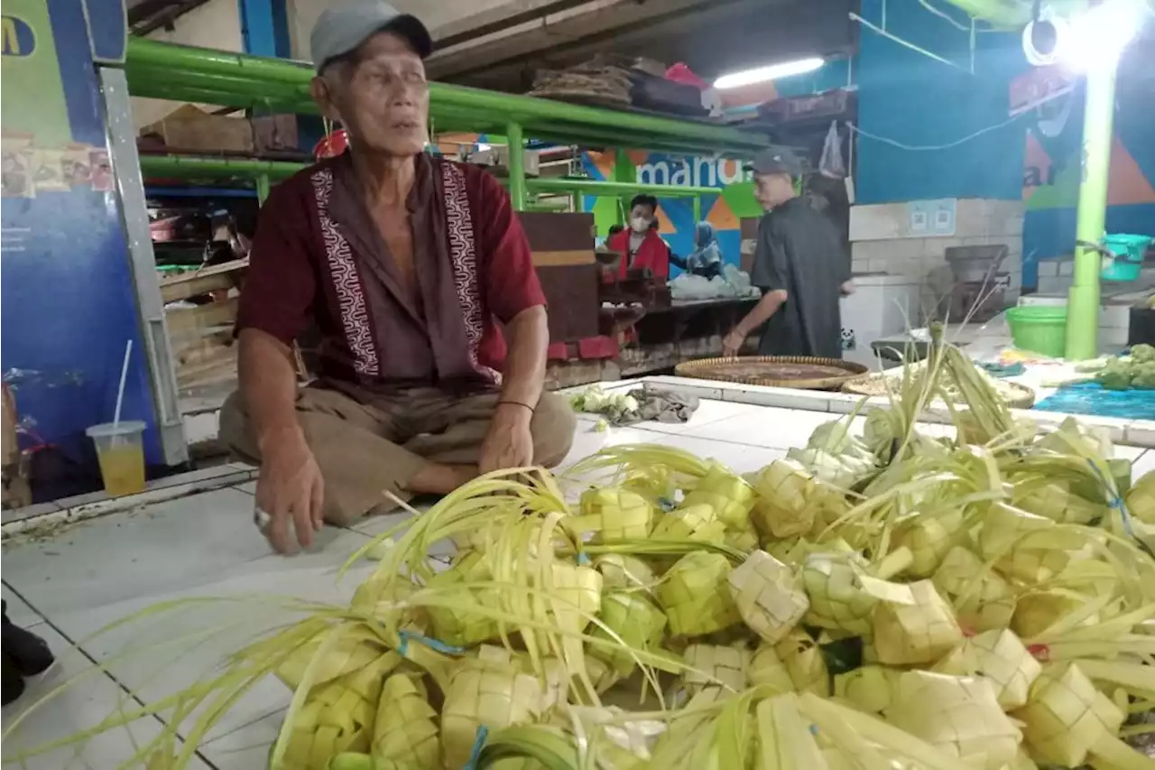 Pedagang Ketupat di Jakarta Mengeluh Omzet Anjlok pada Lebaran 2023