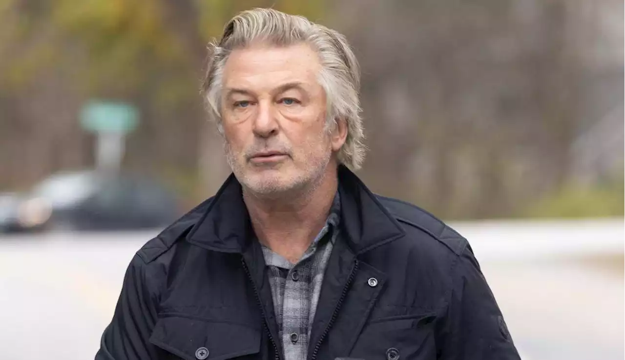 Según abogados de Alec Baldwin, la Fiscalía retiró los cargos por homicidio involuntario