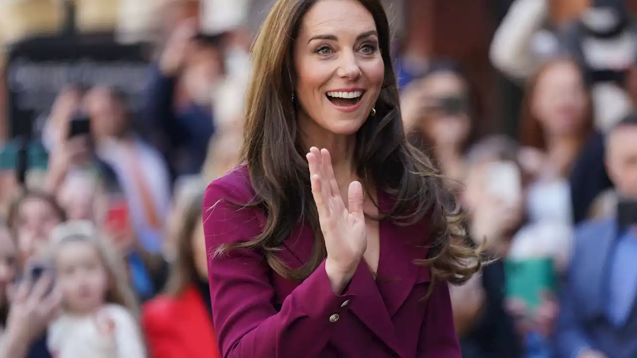 Kate Middleton séduisante : découvrez le prix de sa robe longue plissée pour sa sortie au restaurant...