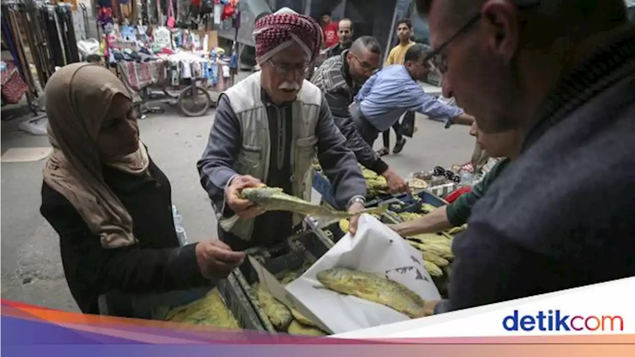 Berburu Ikan Asin di Pasar Gaza untuk Sajian Lebaran