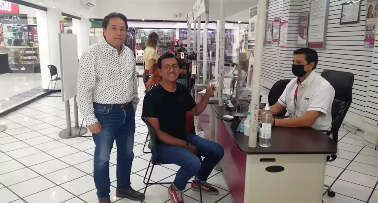 INE entrega primera credencial de elector a una persona No Binaria en Yucatán