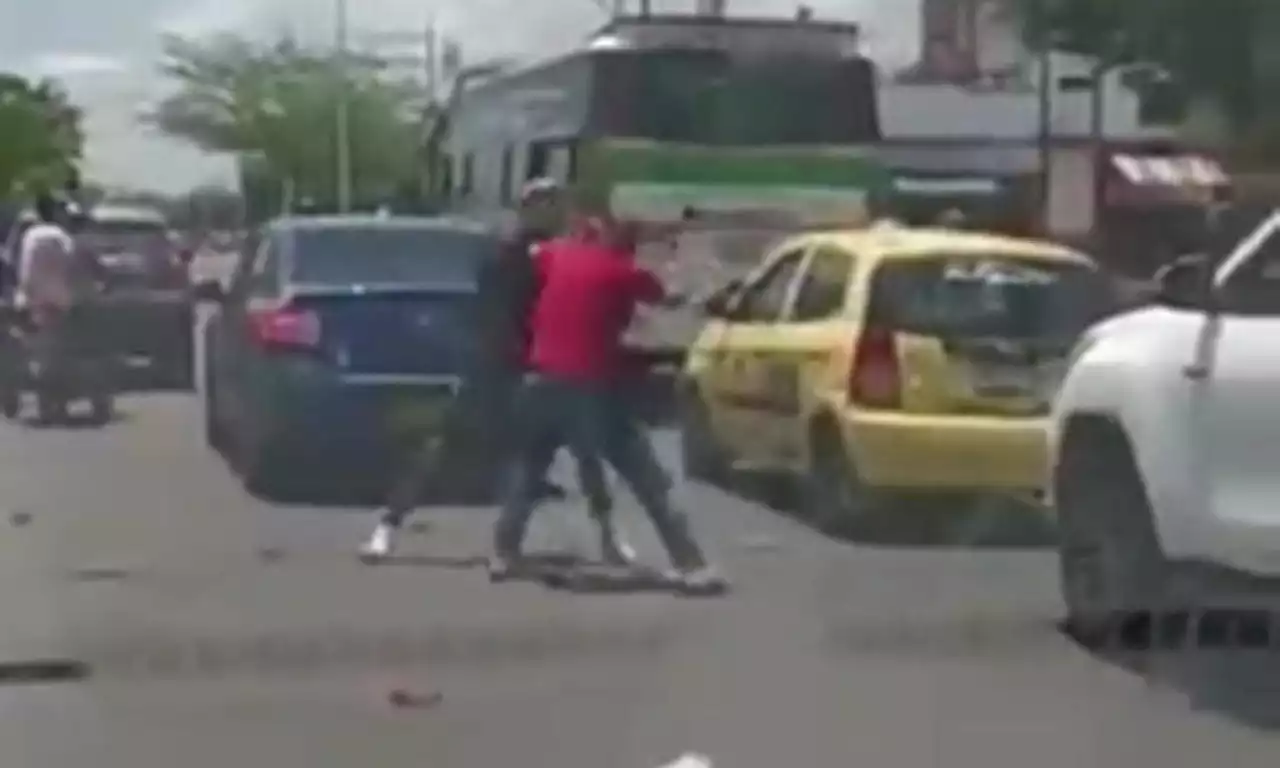 En video: impresionante golpiza entre limpiavidrios y taxista en Barrancabermeja