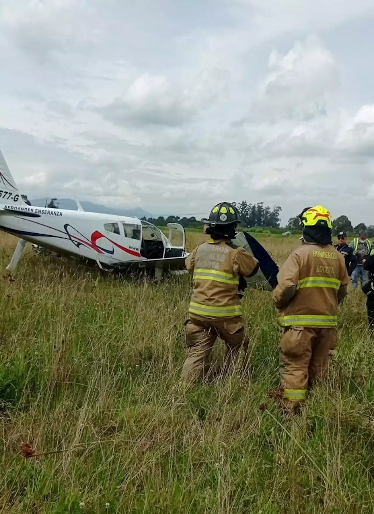 Avioneta aterriza de emergencia cerca a Autopista Norte: dos heridos