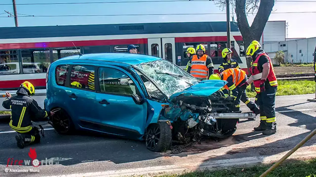 Oö: Pkw überschlägt sich nach Kollision mit Baum auf der B 129 in Alkoven