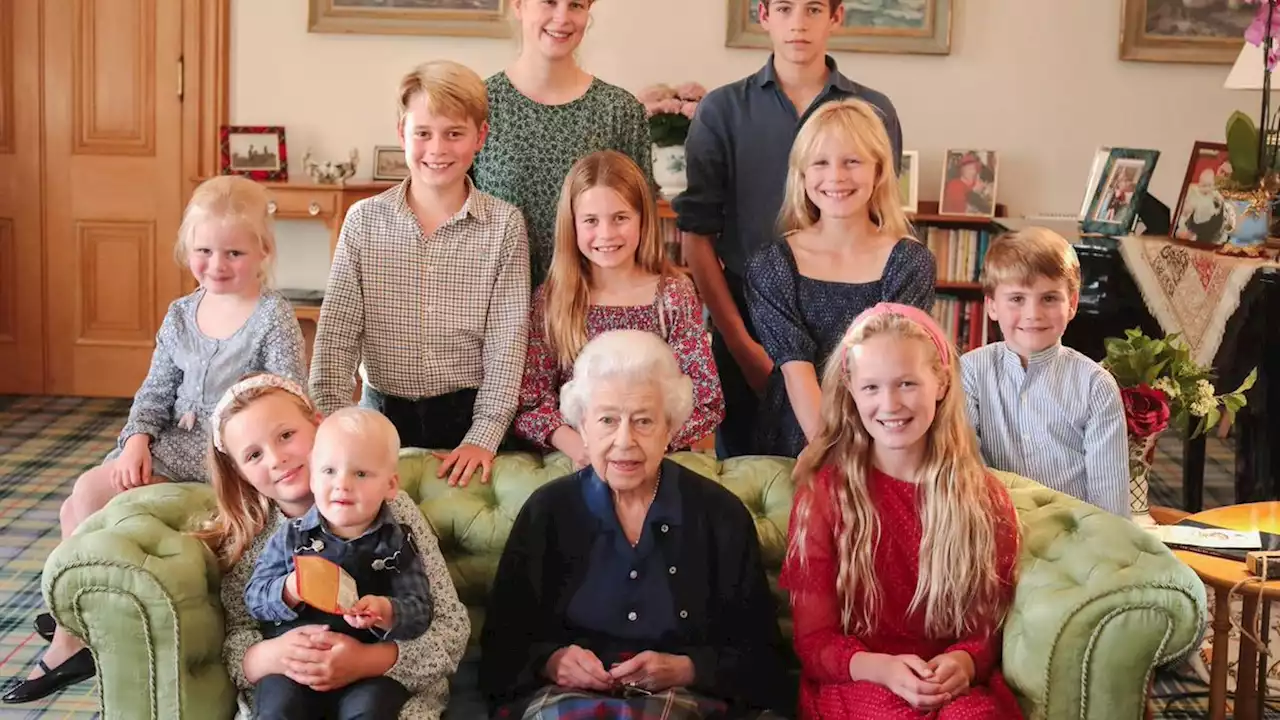 Queen Elizabeth (†): Neues Foto mit ihren Enkeln und Urenkeln – aber einige fehlen