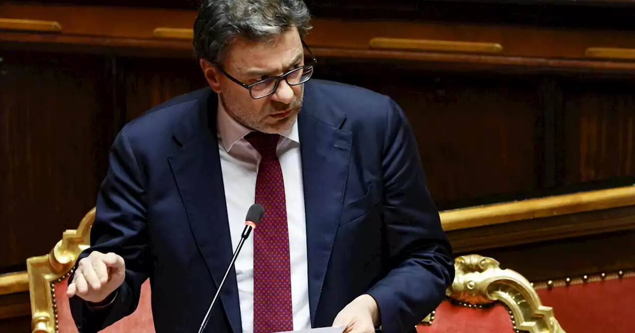 Giorgetti vuole “un'azione choc” per sostenere la natalità: “Tasse diverse per single e famiglie”