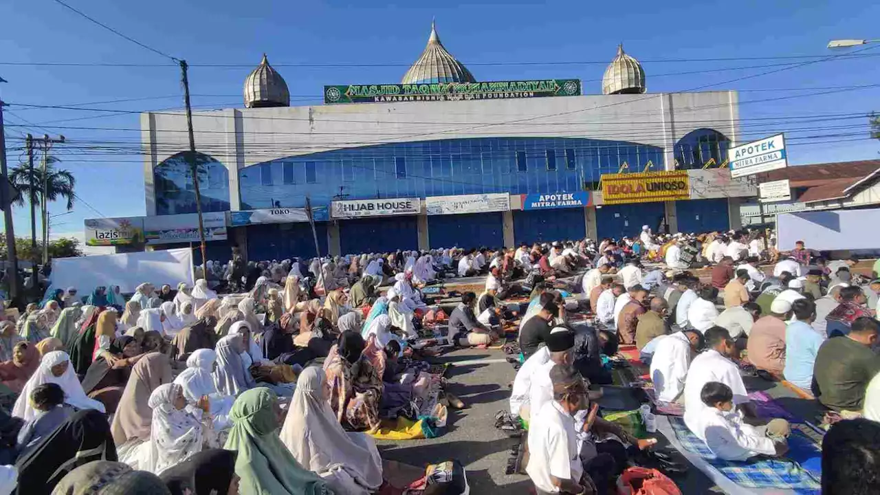 Membeludak, Jamaah Salat Idul Fitri 1444 H di Halaman Masjid Taqwa Muhammadiyah