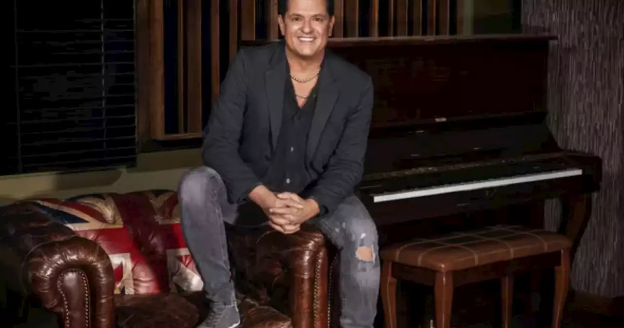 Carlos Vives es ovacionado en los Latin AMAS por su legado y Shakira le dedica emotivas palabras