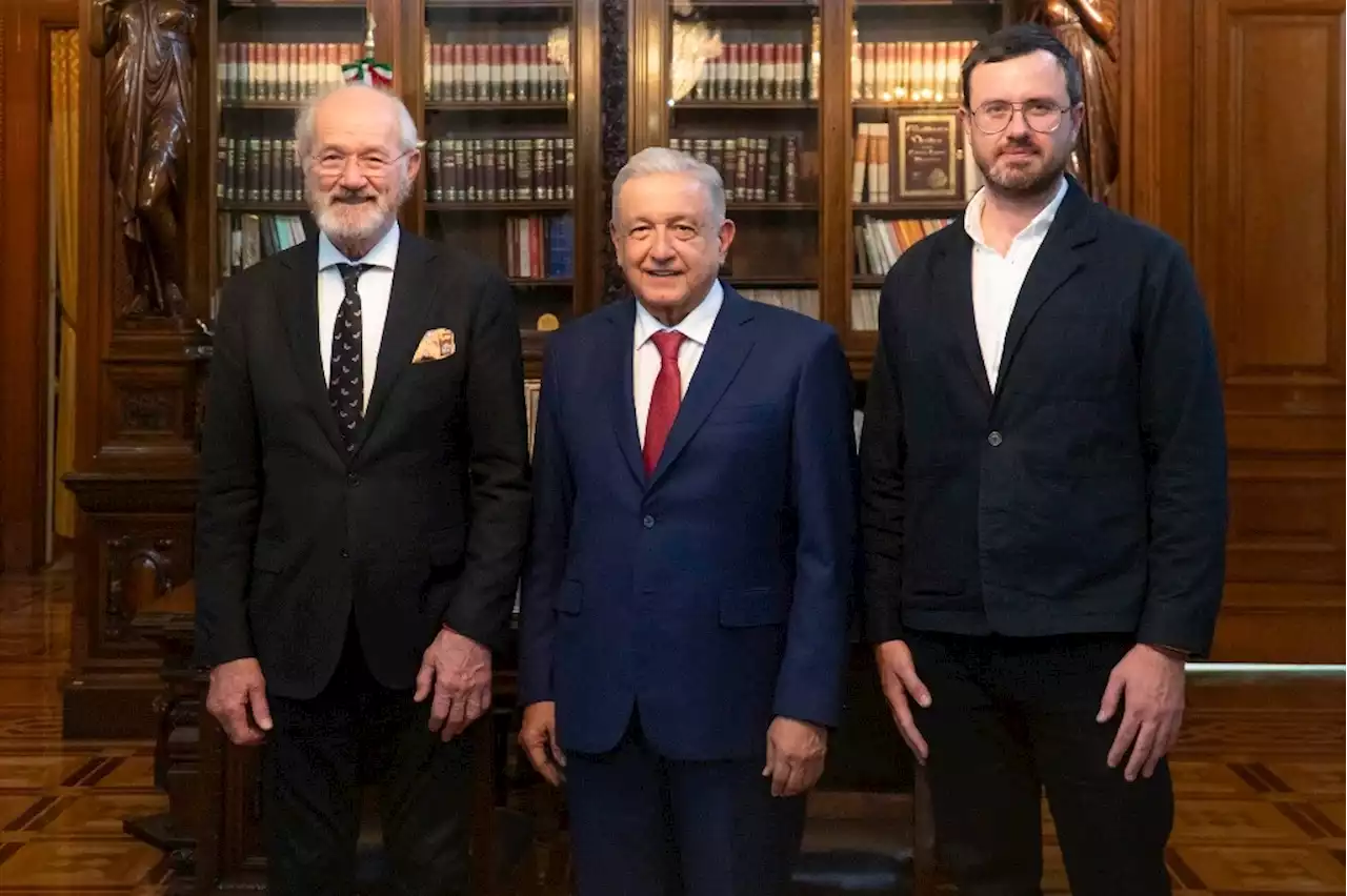 Recibe AMLO a familiares de Julian Assange en Palacio Nacional