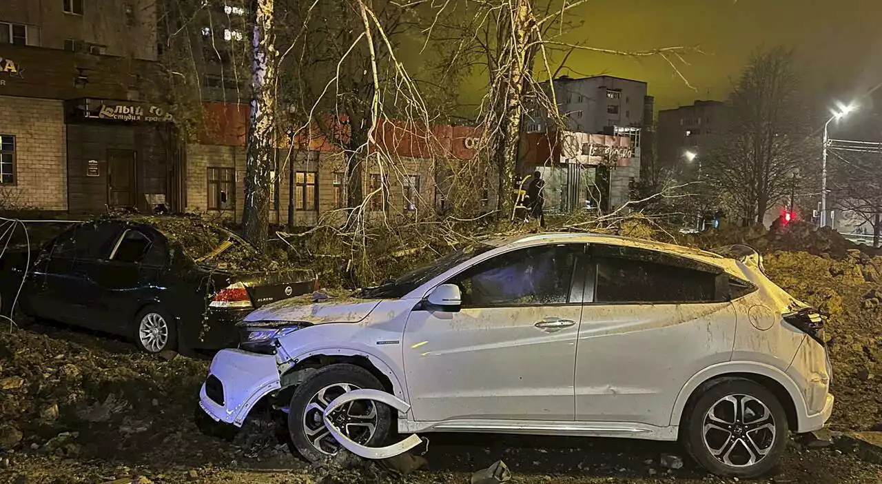 Aereo russo bombarda per sbaglio in patria: auto e case distrutte a Belgorod