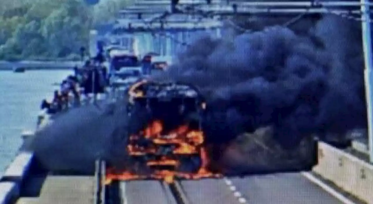 Venezia, bus in fiamme sul ponte per Mestre