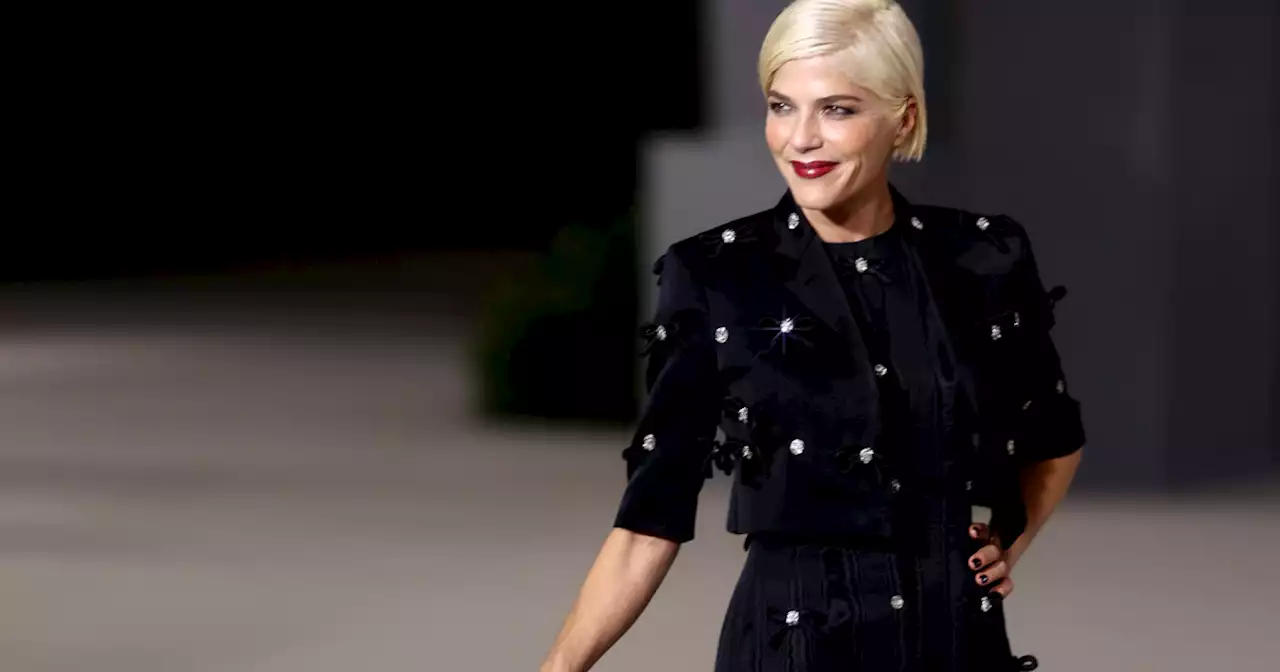 Atteinte d'une sclérose en plaques, Selma Blair pose avec une canne en une de Vogue