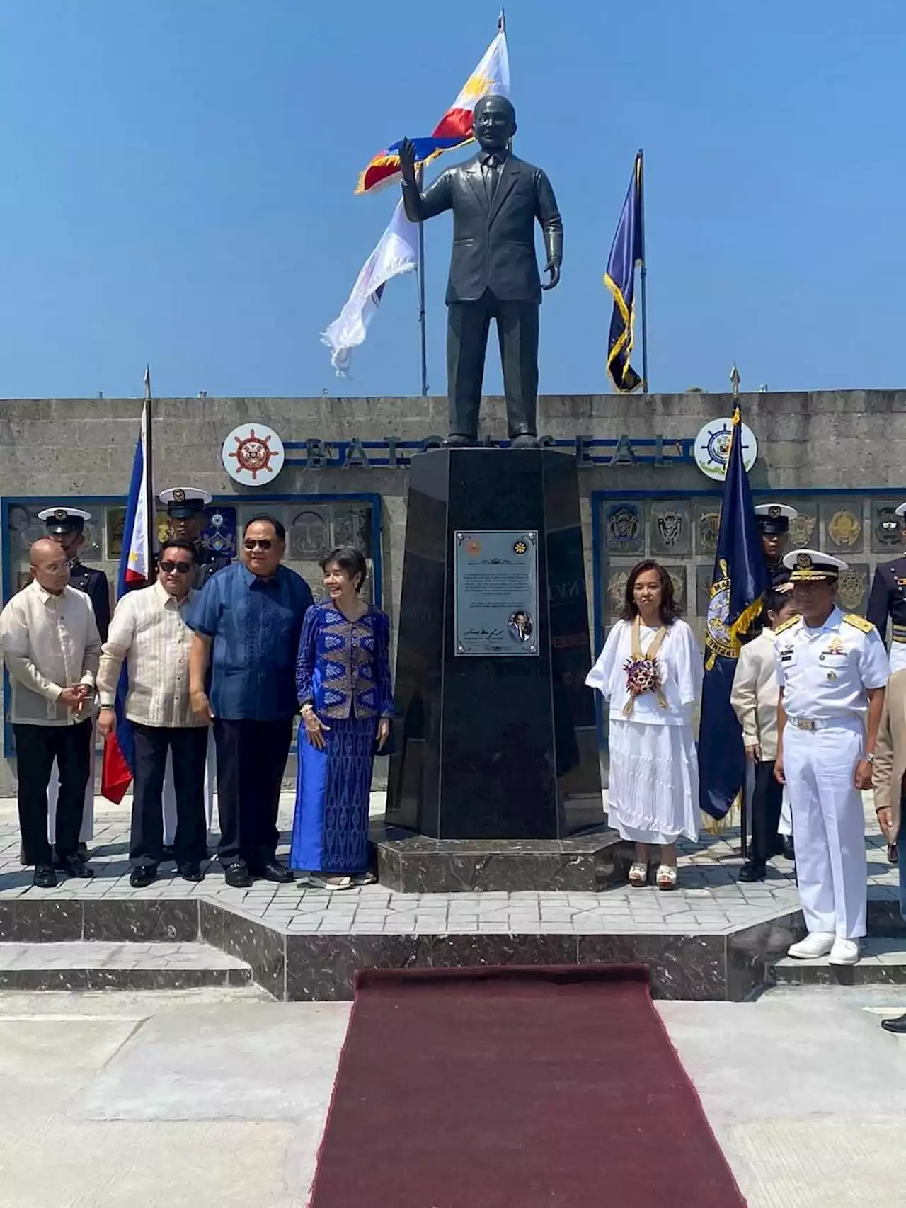 LOOK: Arroyo unveils father's statue at Zambales PMMA