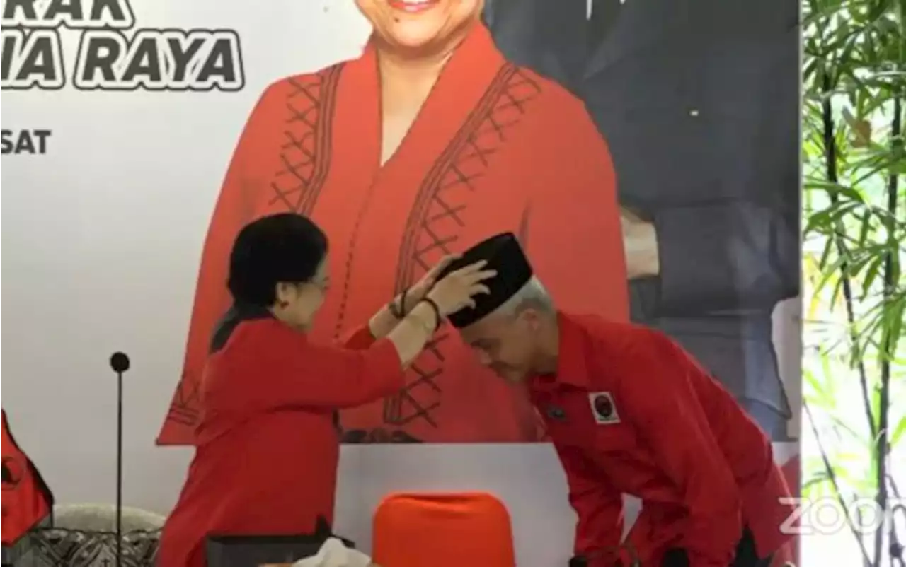 Momen Megawati Pakaikan Kopiah ke Ganjar yang Resmi Jadi Bakal Capres PDIP