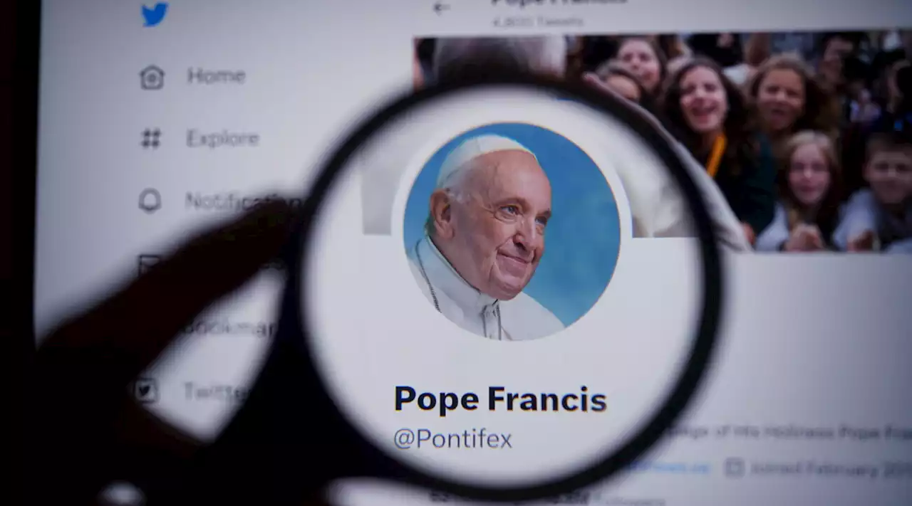 Twitter, finisce l'era della spunta blu: anche il Papa resta senza