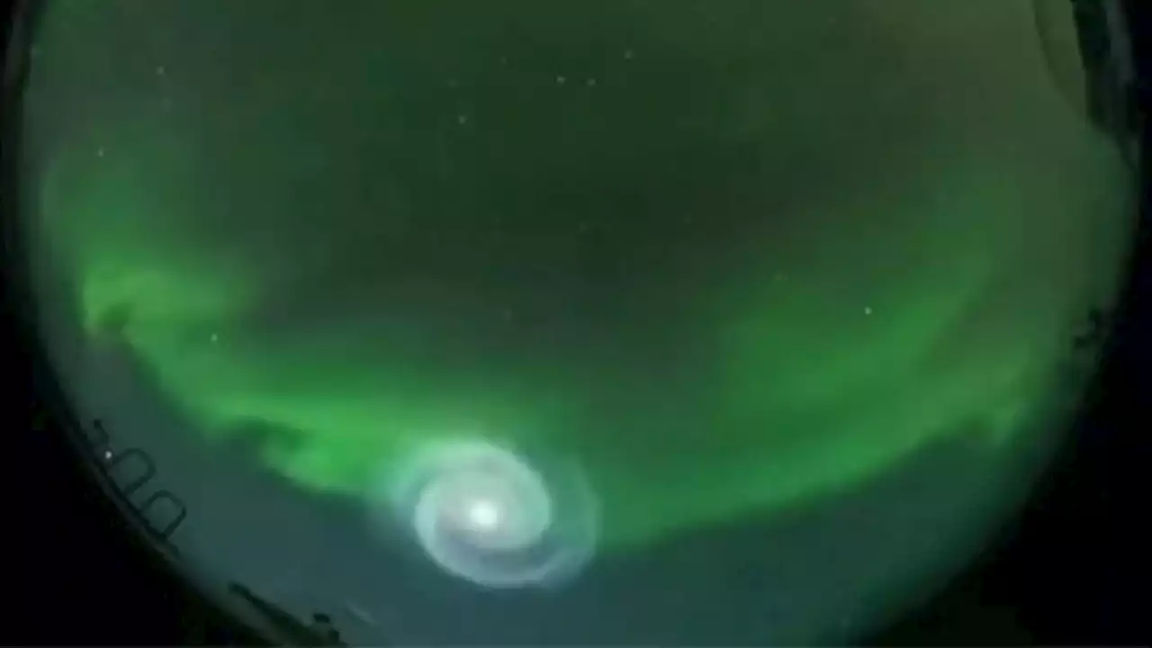 [VIDEO] Extraña espiral azul apareció en el cielo de Alaska