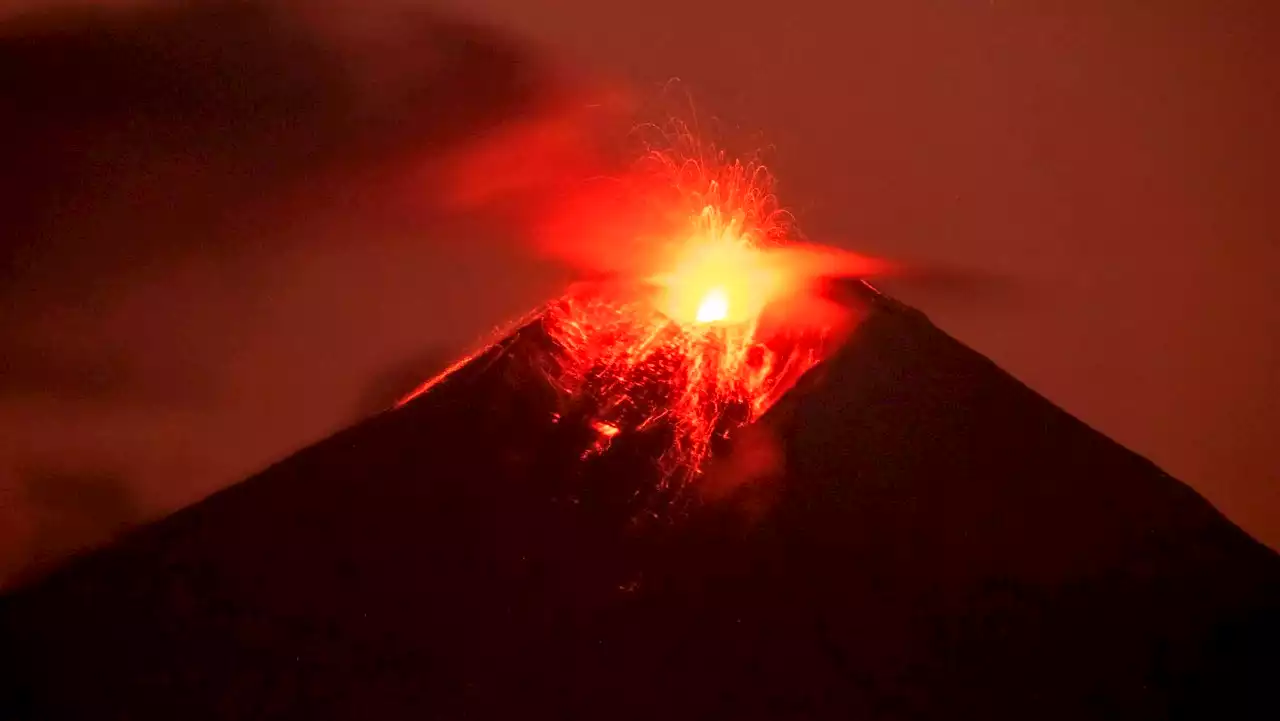 Volcán Sangay lanza gran nube de ceniza que cae sobre 3 provincias de Ecuador