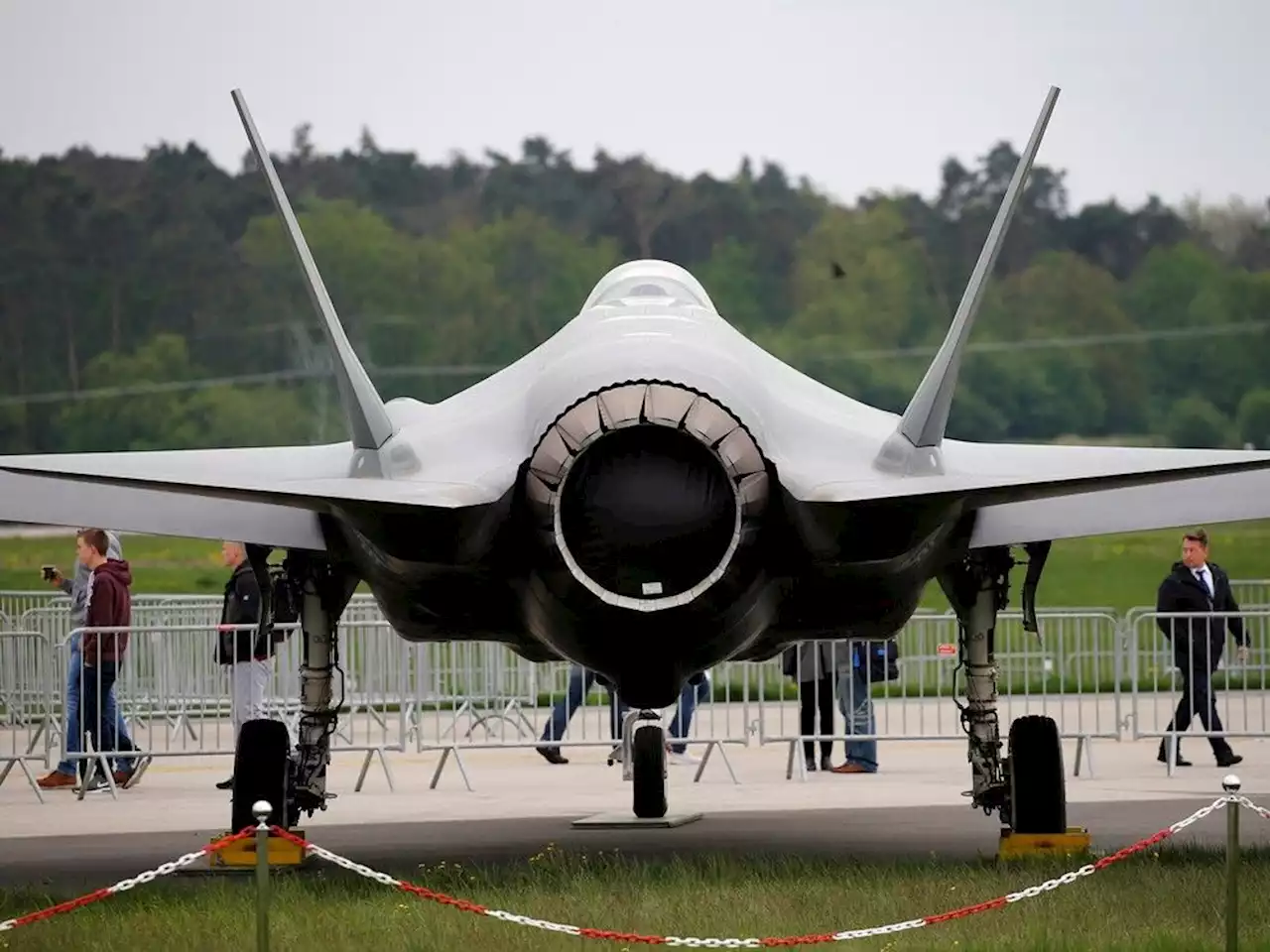 Arrival of new aircraft, lack of trained staff will cause 'significant disruption' for RCAF, generals told