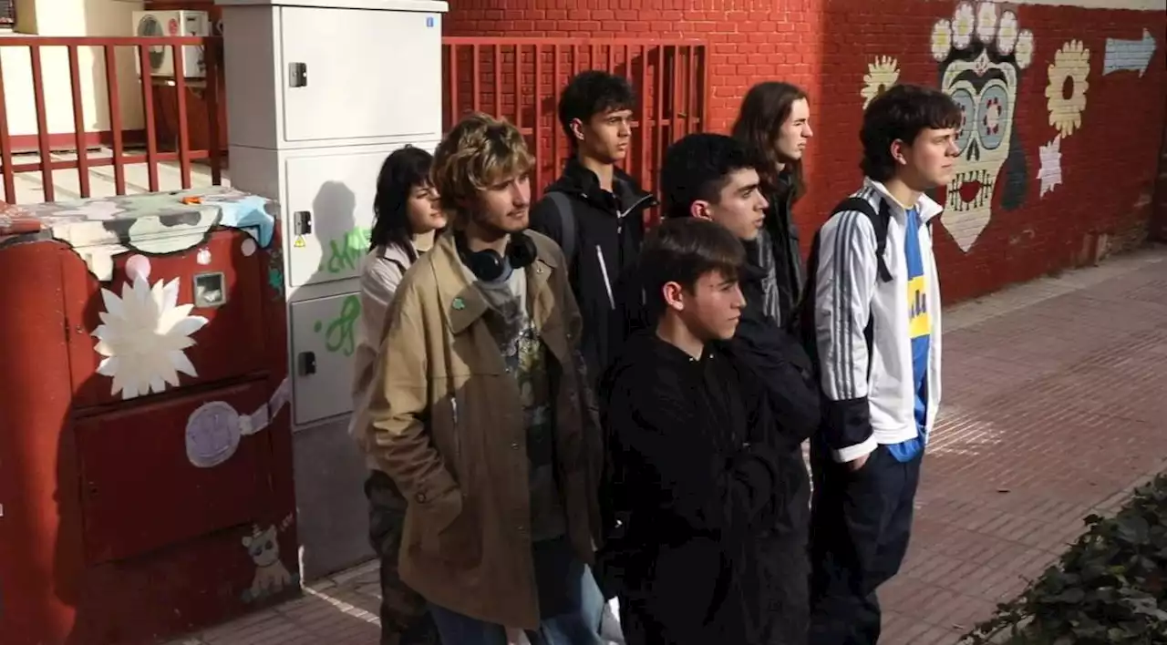 Marcha a pie de un grupo de estudiantes al antiguo penal franquista de los Barracones