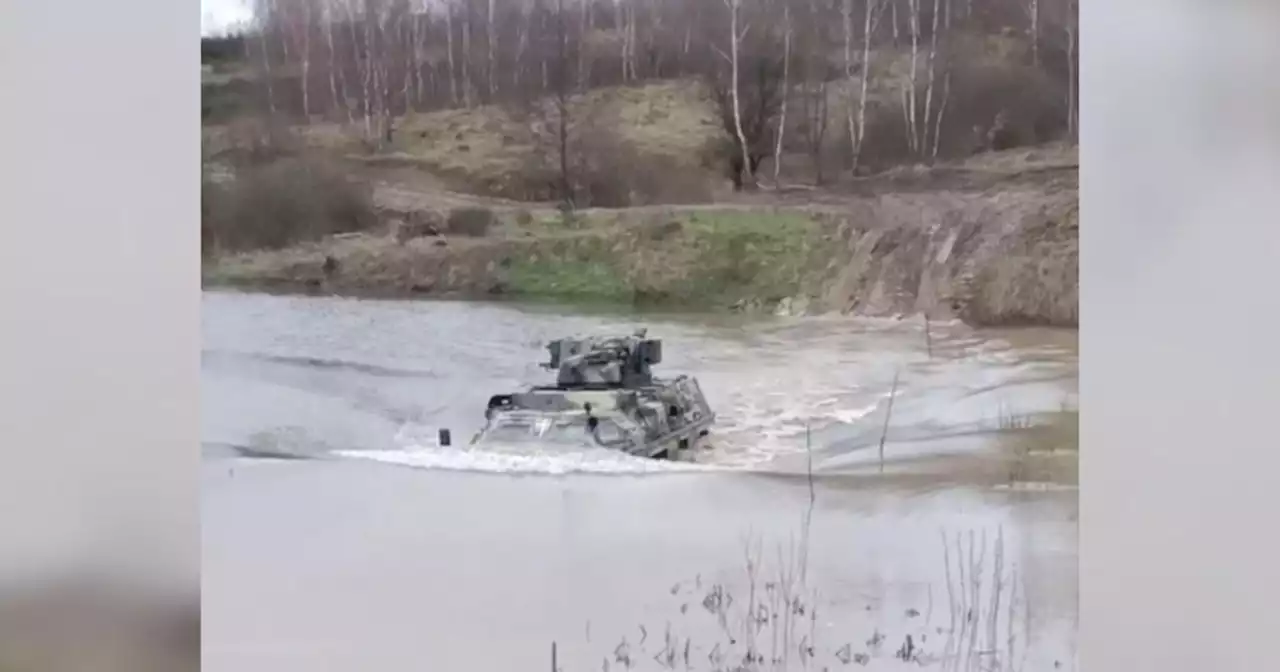 Il video di un BTR-4 mentre guada un fiume in Ucraina