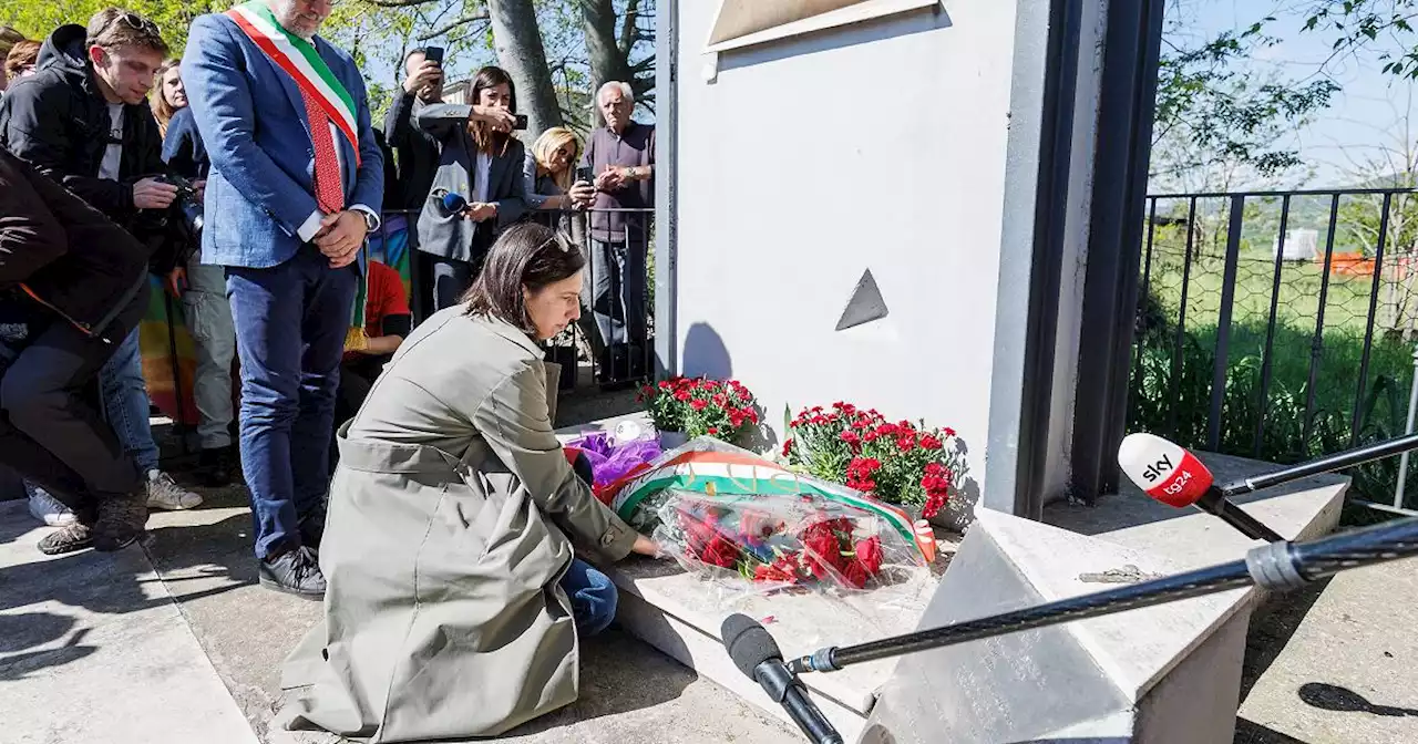 Pd, Elly Schlein omaggia la stele di Matteotti a Riano: 'L'antifascismo è la nostra Costituzione'