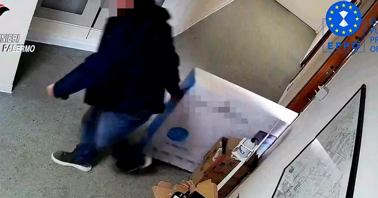 Televisore per la scuola trafugato e portato via: i video dalle telecamere nascoste dei Carabinieri