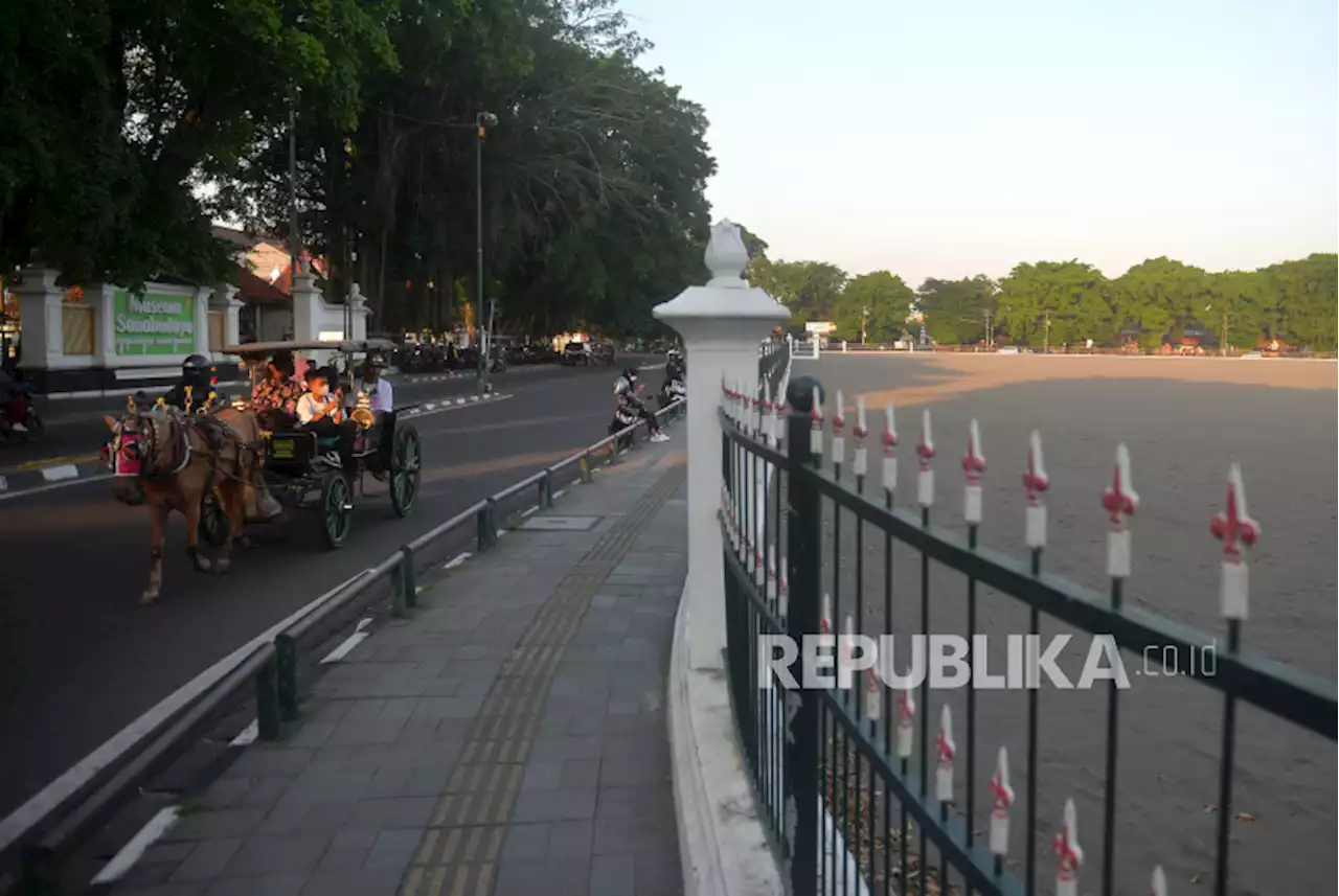 Gusti Prabu Pertanyakan Alun-Alun Utara Ditutup untuk Sholat Ied |Republika Online